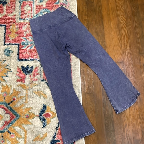 Aerie Offline yoga pants Medium. Crop flare high rise washed blue - Picture 3 of 3